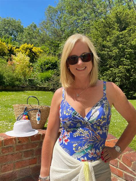 Mature Women in Bikinis and/or Showing Cleavage .
